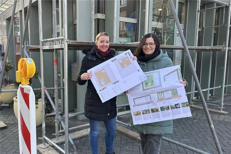 Alena Linke (links) und Stephanie Krings aus der Planungsabteilung vor der Tourist-Info.  Foto: Melanie Lange