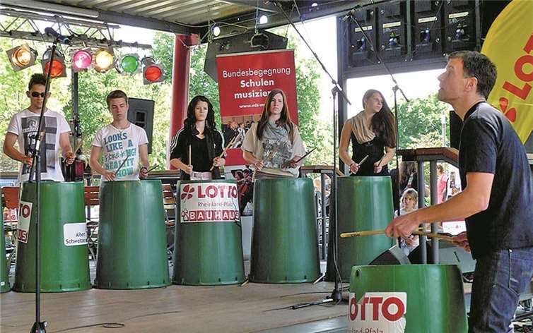 Alex Sauerländer trommelte mit seinen „CoolTrashDrummers“ Mambo und Walzer.BSB