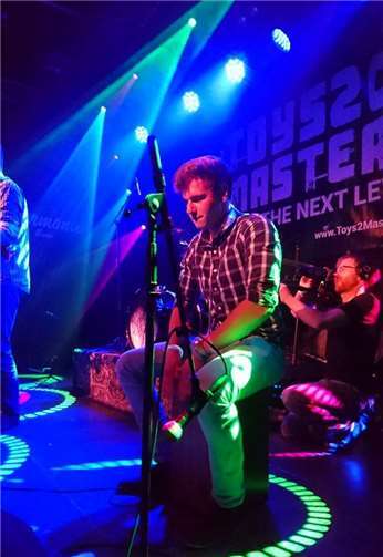 Alex Schrader sorgt mit dem Cajon für den passenden Rhythmus.
