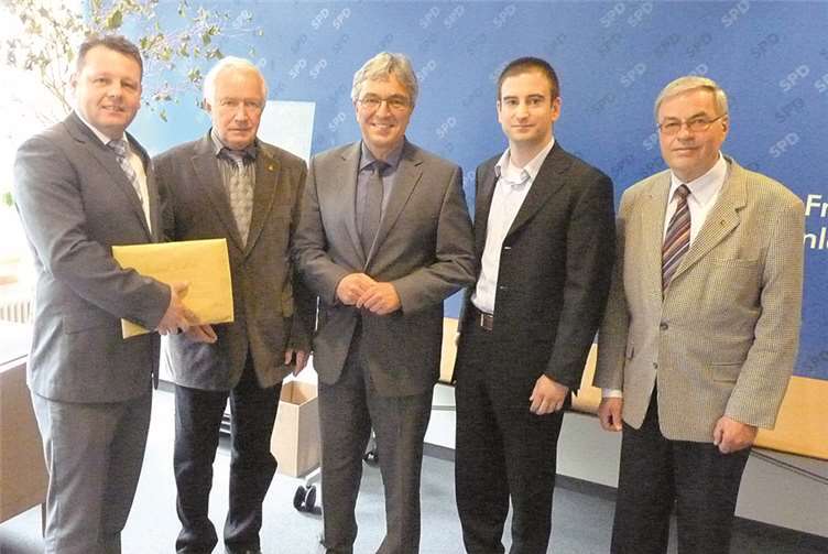 Alexander Albrecht, Ortsvorsteher Bad Bodendorf (v.l.), Helmut Weber, aktives Mitglied der Lenkungsgruppe, Roger Lewentz, Innenminister des Landes Rheinland-Pfalz, Marcel Hürter, MDL, und Bernhard Knorr, Thermalwasserbeauftragter des St. Josef-Sprudels und Vorsitzender des Heimat- und Bürgervereins. privat
