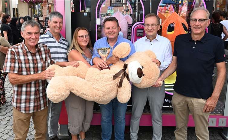 Alexander Albrecht setzte sich durch und erhielt sowohl den Riesen-Teddy als auch den Wanderpokal. Fotos: RASCH