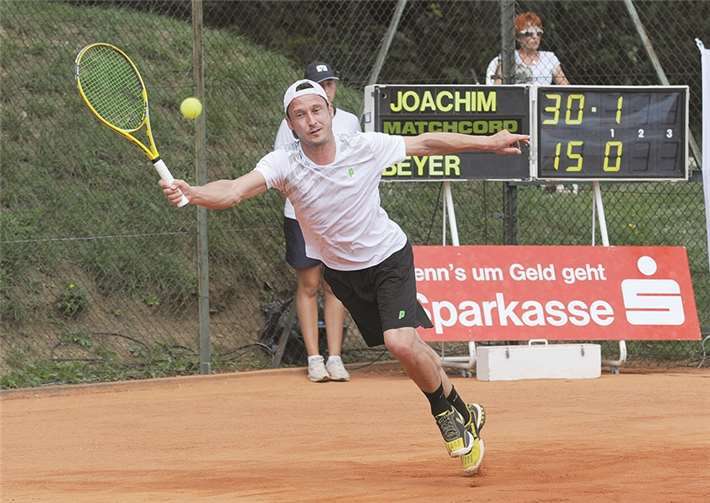 Alexander Beyer konnte beim Finale der Männer 40 seinem Gegenüber Mark Joachim kaum Paroli bieten. FIX