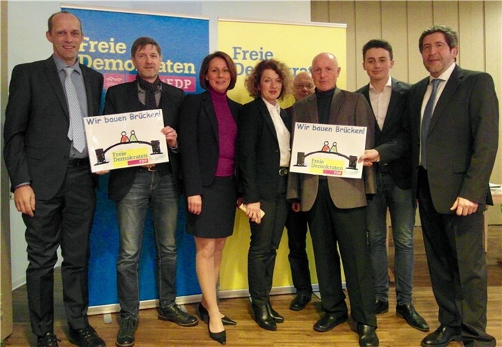 Alexander Buda (l.) und Ulrich van Bebber (3.v.r.) fordern gemeinsam mit der FDP im Rhein-Sieg-Kreis mit dem Kreisvorsitzenden Jürgen Peter (r.), seiner Stellvertreterin Nicole Westig (3.v.l.) und der Vorsitzenden der FDP Bad Honnef, Martina Ihrig (4.v.l.) hinter der Forderung einer neuen Rheinquerung.privat