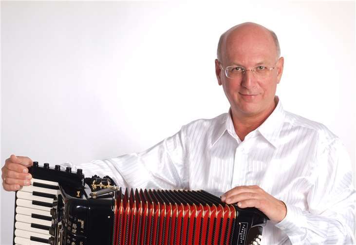 Alexander Bytchov präsentiert russische Klänge bei der Bendorfer Marktmusik.Foto: privat