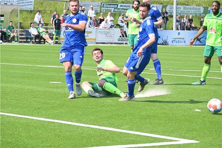 Alexander Court (am Boden) konnte sich hier gegen die Andernacher Defensive (links Oliver Kubatta, rechts Jörn Heider) nicht durchsetzen.
