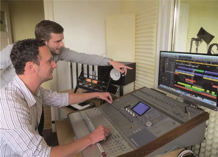 Alexander Eberz (vorne) hat sich den Traum vom eigenen Tonstudio verwirklicht. Wamfo.de