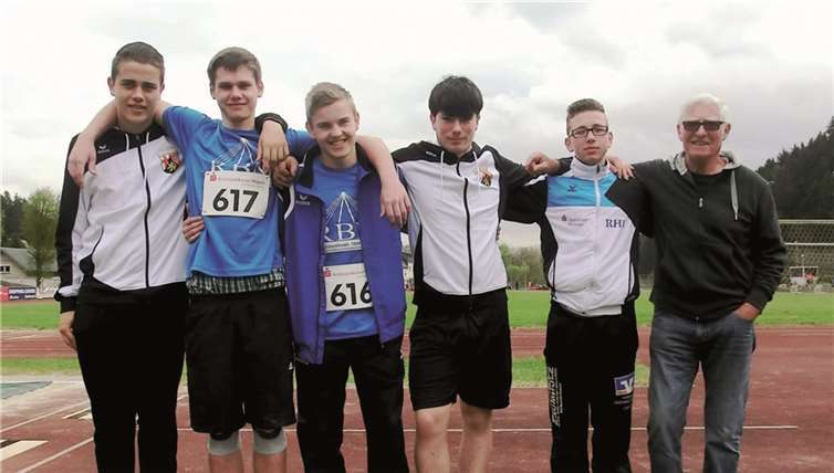 Alexander Fischer, Janosch Weiß und Nico Zirvas erzielten bei den Bezirks-Meisterschaften der Leichtathleten in Mayen hervorragende Bestleistungen. privat