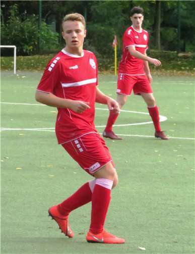 Alexander Fuchs, im Hintergrund Niclas Häger, gewann mit den A-Junioren des Ahrweiler BC souverän das Testspiel bei den Sportfreunden Troisdorf. Foto: Archiv/Ahrweiler BC