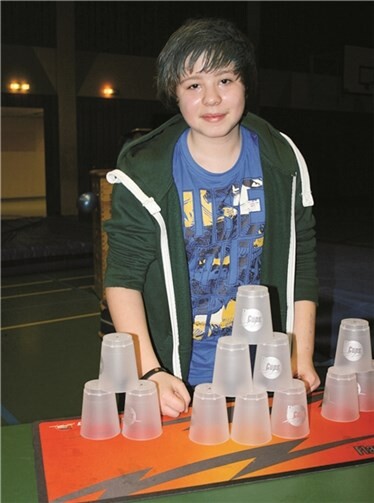 Alexander Grabowski, der amtierende Europameister im Speed-stacking, demonstrierte, wie im Höchsttempo Becher gestapelt, umgesetzt und wieder abbaut werden können. privat