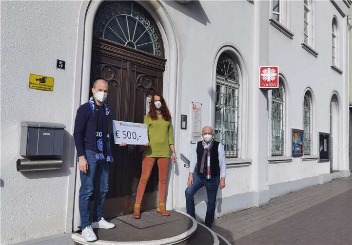 Alexander Hammes, Vorstandsmitglied HSV Neuwied (links), Frau Timm, Caritas (Mitte) und Werner Hammes, Vorstandsvorsitzender der Caritas Neuwied (rechts) bei der Entgegennahme der 500 Euro Spende. Foto: privat