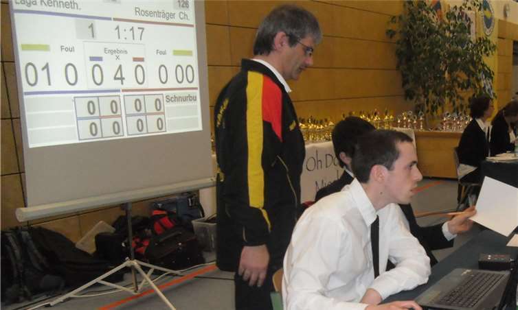 Alexander Hellendahl neben Kampfrichterobmann Harry Vones bei der Tätigkeit am PC Wertungssystem.privat