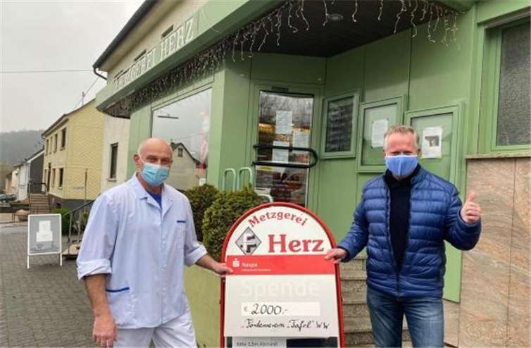 Alexander Herz und Alexander Schnupp bei der Spendenübergabe. Foto: privat