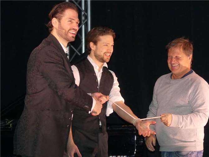 Alexander Hunte und Martin Köster erfreuten als Magier-Duo „Golden Ace“ mit ihrer Zaubershow im Cochemer Kapuzinerkloster.  Foto: TE