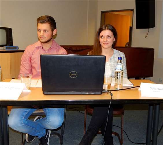 Alexander Kammler und Sofia Weber führten professionell durch die Diskussion.