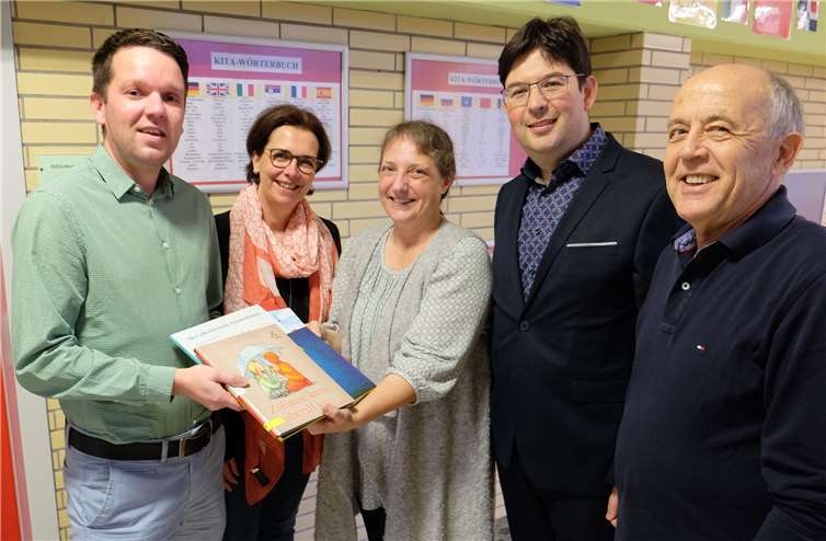 Alexander Kirst, Kassierer des MGV; Anke Dierdorf; Kita-Leiterin Ria Nowak, Bürgermeister Michael Mang und Josef Hahn (v.l.).  Stadt Neuwied