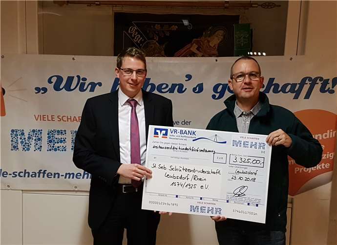 Alexander Knopp, Brudermeister; Dominik Krebs, Vertreter der VR-Bank. privat