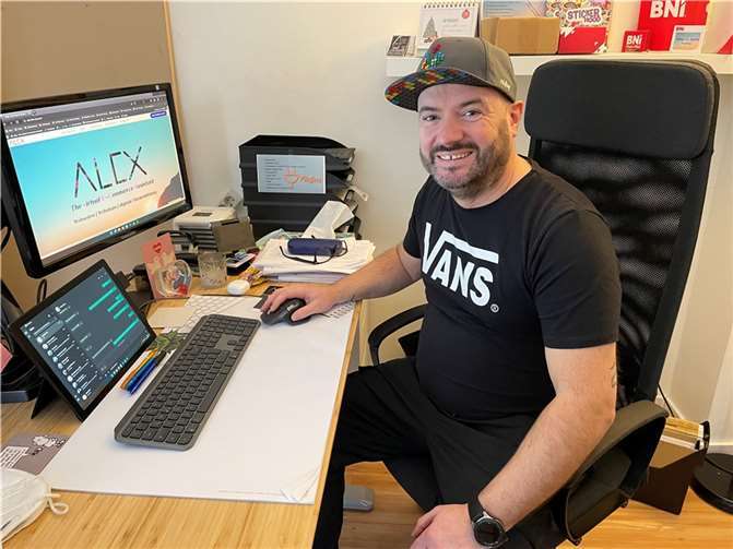 Alexander Kochs in seinem Büro in Oberwinter.  Foto: ROB