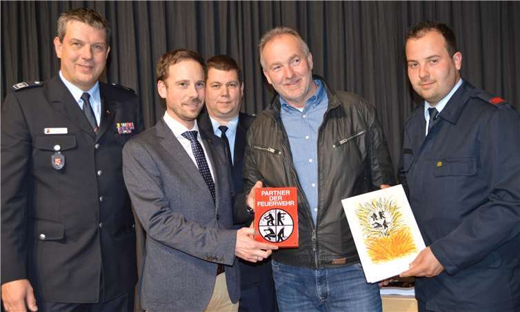 Alexander Krahe, Bürgermeister Björn Ingendahl und Ingo Wolf dankten Jörg und Marc Lüdenbach für ihre Unterstützung der Feuerwehr. Fotos: AB