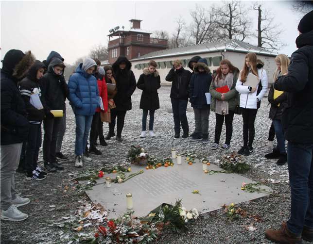 Alexander Krause (r.) mit den Schülern der 9d an der beheizten Tafel zum Gedenken an die geschätzten 56.000 Todesopfer in Buchenwald. Sandra Rosa