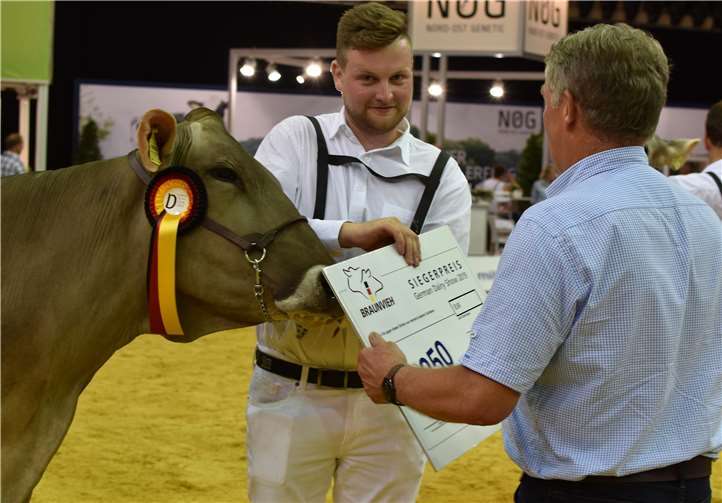 Alexander Kuppe aus Rheinbach freut sich über den Siegerpreis. Copyright:Friederike Laustroer