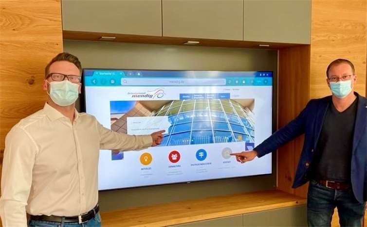 Alexander Kutz, Pressesprecher und Jörg Lempertz, Bürgermeister, stellen gemeinsam die neue, innovative Homepage der Verbandsgemeinde Mendig vor. Foto: Verbandsgemeinde Mendig/Kutz