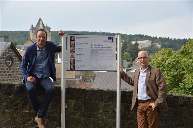 Alexander May ist angekommen! Jetzt auch auf der Tafel der Intendanten am Burgaufgang.