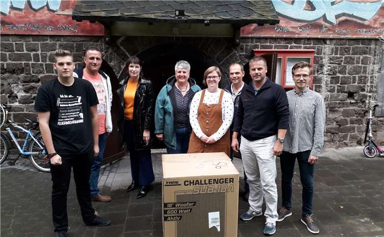 Alexander Miltz (l.) und JUZ-Leiterin Nadine Bohr (5.v.l) freuen sich über die Spende der CDU Plaidt.Foto: G. Arleth