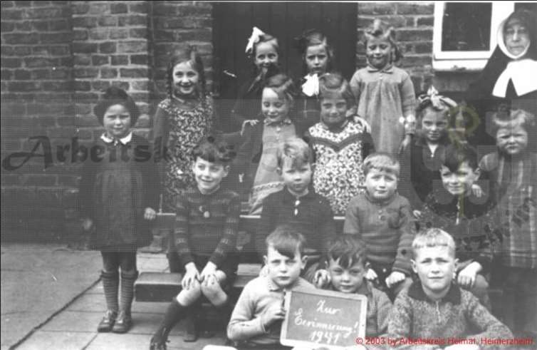 Neuere Erkenntnisse von ehemaligen Thürer Juden Alexander Moses – das in der Sitzreihe links außen abgelichtete Kind – 1941 im Kindergarten. Quelle: Gemeindearchiv Swisttal