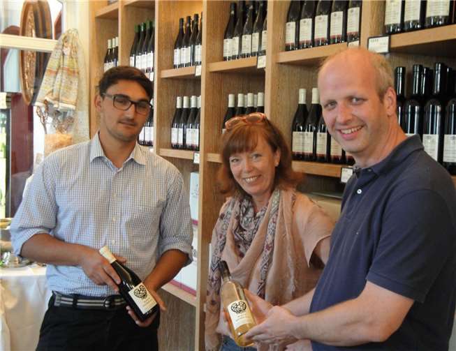 Alexander Müller (links) vom Ahrweiler Winzerverein übergibt Karin Hewel und Hubertus Ritzdorf vom Museum Roemervilla den neuen Jahrgang des „Logo-Weins“.