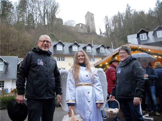 Alexander Oster und das Grenzhäuser Christkind begrüßten die Besucher ihres Weihnachtsmarktes.Fotos: KER