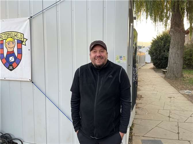 Alexander Petkovski neben „seinem“ Container in der Friedrichstraße in Ahrweiler. Foto: ROB