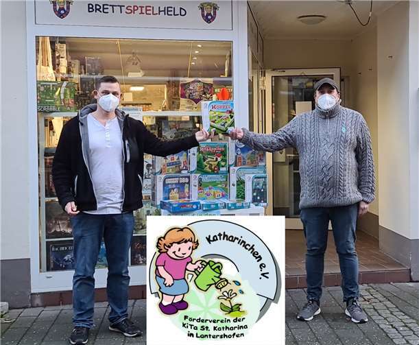 Alexander Petkowski (r.) vom Brettspielheld unterstützt die Aktion für die Lantershofener KiTa.Foto: privat