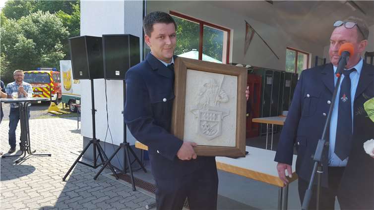 Alexander Reuter und Bertram Portz mit dem gestifteten Relief.