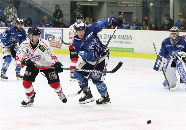 Alexander Richter (im blauen Trikot) ist einer von vier Ex-Neussern, die für den EHC Neuwied spielen. Sie treffen am Sonntag im heimischen Ice-House mit ihren Neuwieder Kollegen auf ihren ehemaligen Verein.  privat