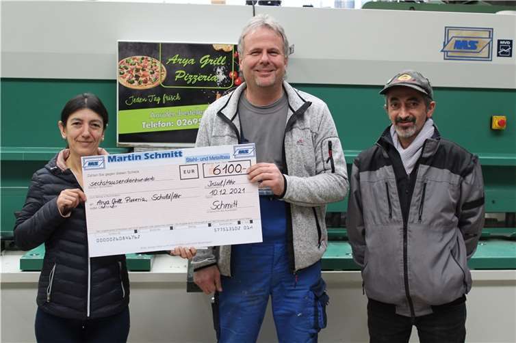 Alexander Schmitt konnte einen Scheck in Höhe von 6100 Euro überreichen.Foto: privat