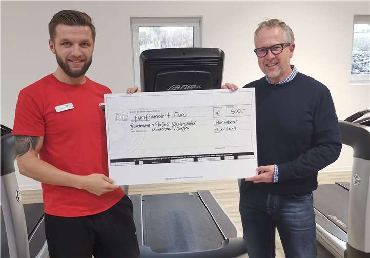Alexander Schnupp, Vorsitzender Förderverein Tafel Westerwald – Montabaur / Wirges e.V., und die Studioleitung clever fit Montabaur, Ivan Rasskasow bei der Scheckübergabe.Foto: privat