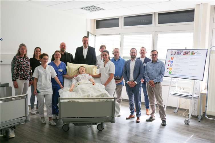 Alexander Schweitzer, Minister für Arbeit, Soziales, Transformation und Digitalisierung des Landes Rheinland-Pfalz (Mitte), zu Besuch im Skills Lab der Pflegeschule am Krankenhaus Maria Hilf in Bad Neuenahr. Foto: Lucy Webb Weilacher