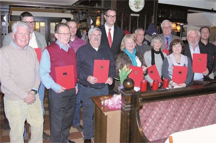 Alexander Schweitzer, Minister für Soziales, Arbeit, Gesundheit und Demografie des Landes Rheinland-Pfalz und der Vorsitzende des SPD-Ortsvereins, Joachim Drumm, freuten sich zusammen mit den Geehrten. privat