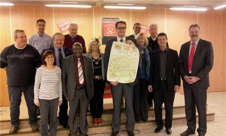 Alexander Schweitzer (Mitte), Bundestagskandidat Detlev Pilger (2. v. r.) und Heinz Sondermann (3. v. r.) beim Neujahrsempfang der Goldgruber SPD. privat