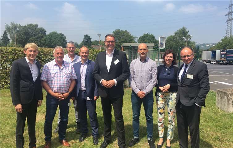 Alexander Schweitzer (Mitte), Marc Ruland (l.) und der Oberbürgermeister der Stadt Andernach, Achim Hütten (r.) zu Besuch bei ThyssenKrupp Rasselstein in Andernach.privat
