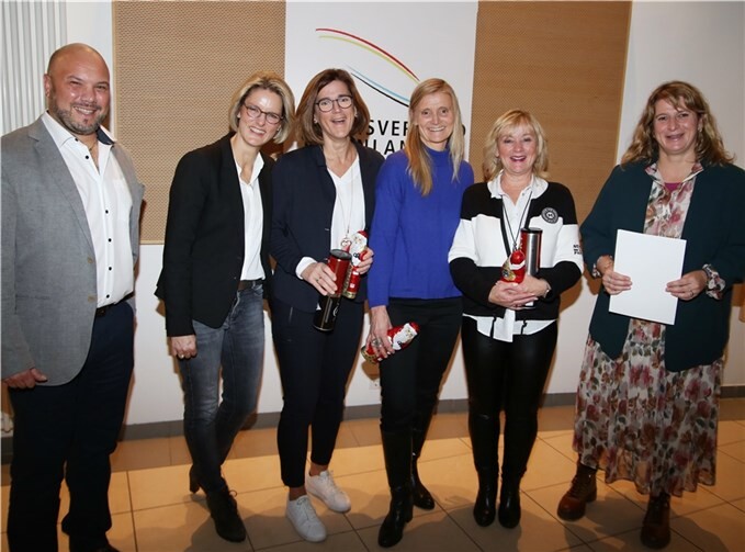 Alexander Specht (l.), Präsidiumsmitglied für Sportentwicklung, freute sich mit den Damen 40 des TC Rhein-Wied Neuwied über den Gruppensieg in der Rheinlandliga.  Foto: Tennisverband Rheinland