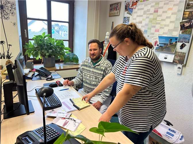 Alexander Vlassakidis lernte beim Schichtwechsel das Stadtmarketing der Stadt Neuwied kennen. Fabienne Mies zeigte ihm unter anderem die Tourist-Information und erklärte ihm einige der täglichen Verwaltungsaufgaben.  Foto: Ulf Steffenfauseweh