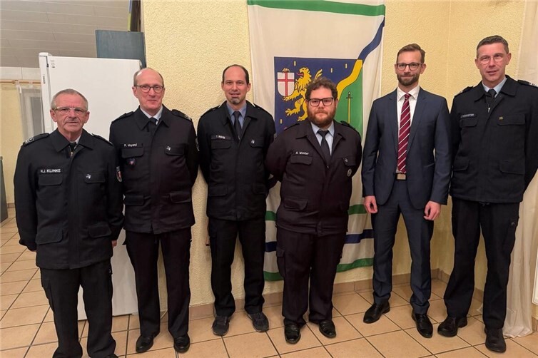 Alexander Wenter (3.v.l.) ist neuer Wehrführer in Holler. Zur Wahl gratulierten (v.r.) Wehrleiter Jens Weinriefer, Bürgermeister Ulrich Richter-Hopprich, der scheidende Wehrführer Tobias Rörig sowie die Stellvertretenden Wehrleiter Patrick Weyand und Hans-Joachim Klimke. (Bild: VG Montabaur / Monique Gilles) Foto: VG Montabaur/ Monique Gilles