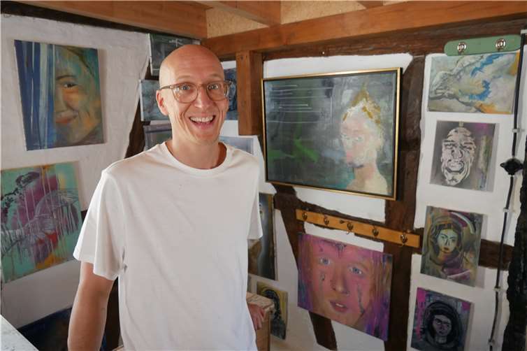 Alexander Wöhrle (hier in seinem Atelier) zitiert gern‘ Gerhard Richter mit seinem „geplanten Zufall“: „Das spiegelt auch meinen Stil wider“, so Wöhrle.  Foto: privat