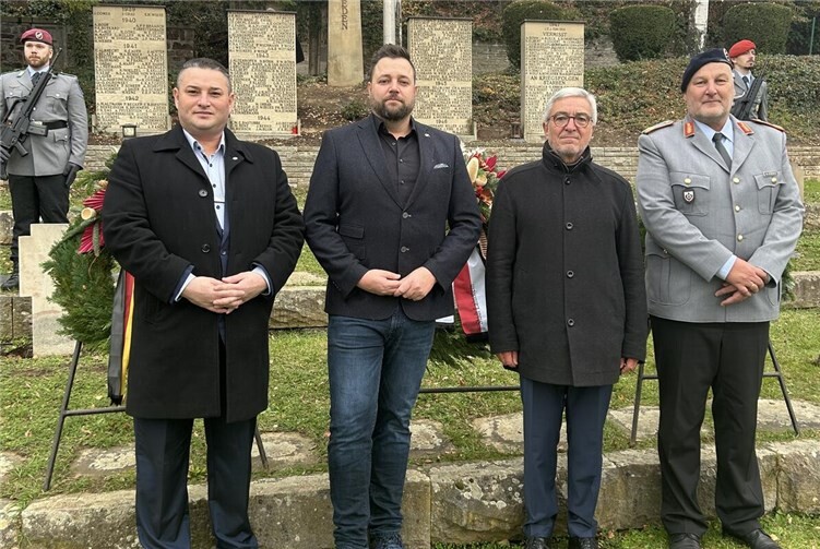 Alexander Ziel (links), Oberbürgermeister Lennart Siefert (Mitte), Roger Lewentz und Brigadegeneral Dr. Frank Utzerath (rechts) gedenken am Ehrenmal der Opfer von Kriegen und Gewalt. Fotos: Mira Bind / Stadtverwaltung Lahnstein