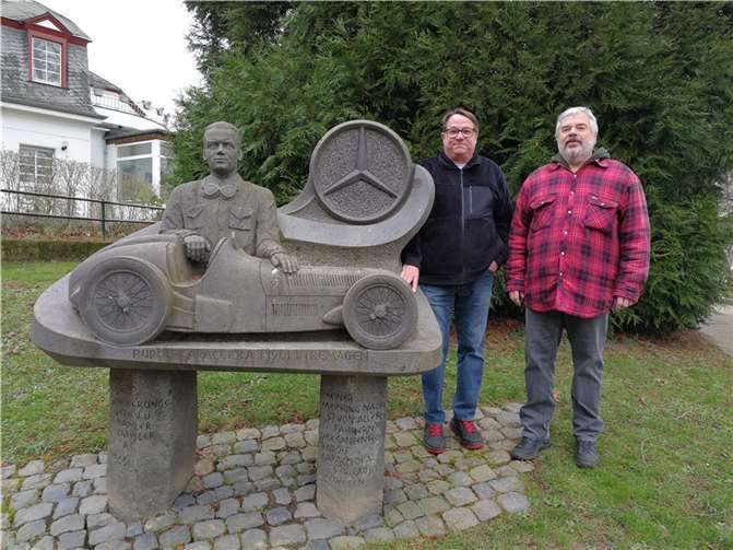 Alexander Ziob (l.) und Rudolf Lohmer (r.) neben dem Denkmal  Foto: privat