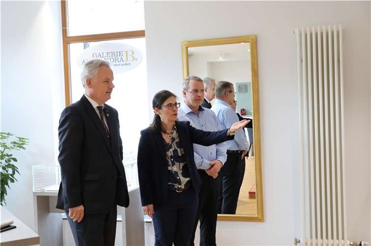 Alexandra Brandt präsentiert Bürgermeister Stefan Raetz und Wirtschaftsförderer Dorow das exklusive Angebot.