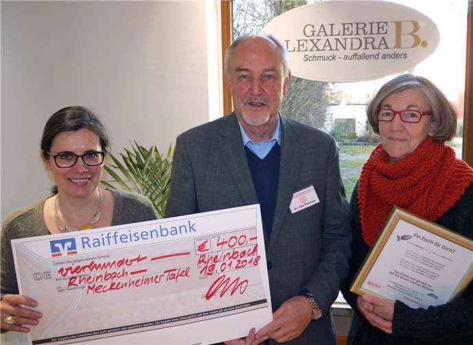 Alexandra Brandt von der Galerie Alexandra B. (links) und die Künstlerin Pascale Jansen übergaben eine Spende über 400 Euro an Dr. Uwe Petersen, den Vorsitzenden der Rheinbach-Meckenheimer Tafel.JOST
