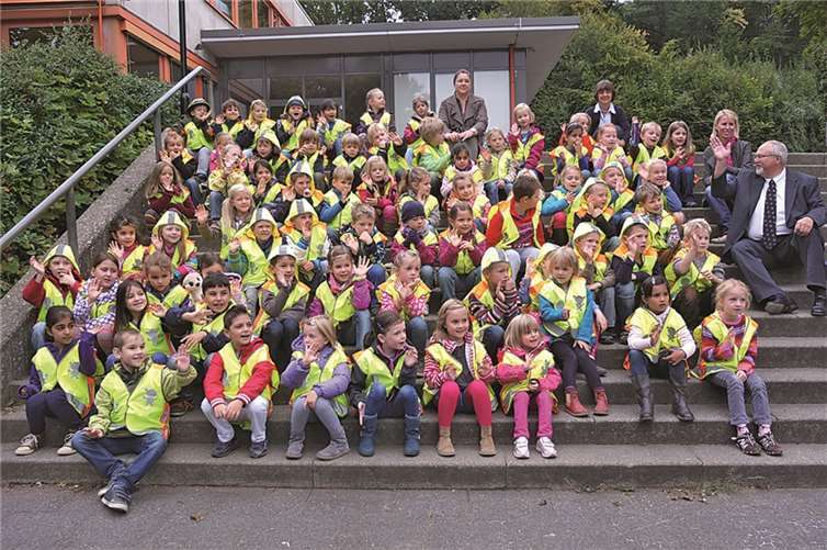 Alexandra Hansen, Katrin Lingnau, Claudia Laschet und Joachim Konzen gemeinsam mit den bestens ausgerüsteten Grundschülern der Gemeinschaftsgrundschule Berkum. Bernd Birkholz