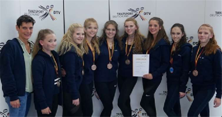 Alexandra Huiskens, Vivien Dix, Kira Maier, Zoé Wilbert, Nadja Rösch, Vianne Schmitz, Christin Dietz, Jana Rünz, Hannah Milz (v.l.). Foto: privat